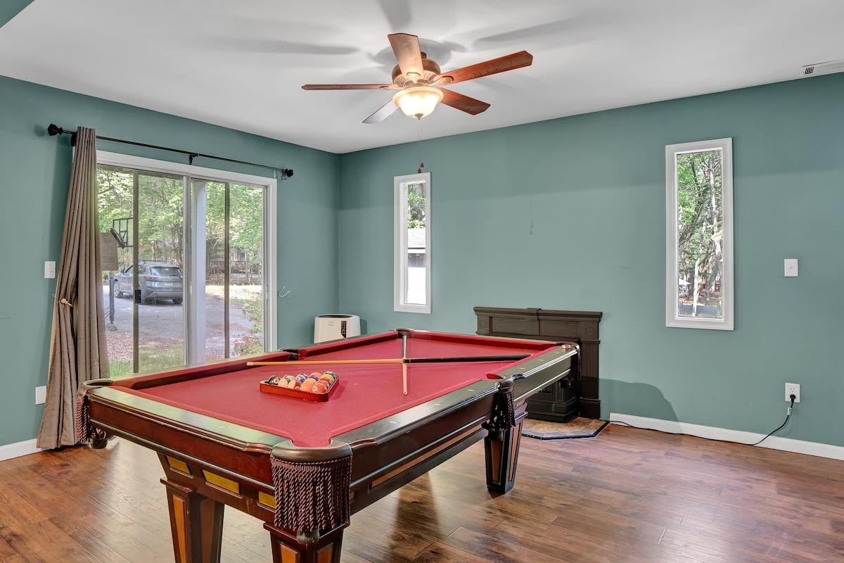 Pocono Chalet With Pool Table | 15 Min to Skiing