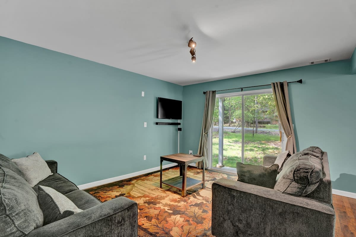 Pocono Chalet With Pool Table | 15 Min to Skiing