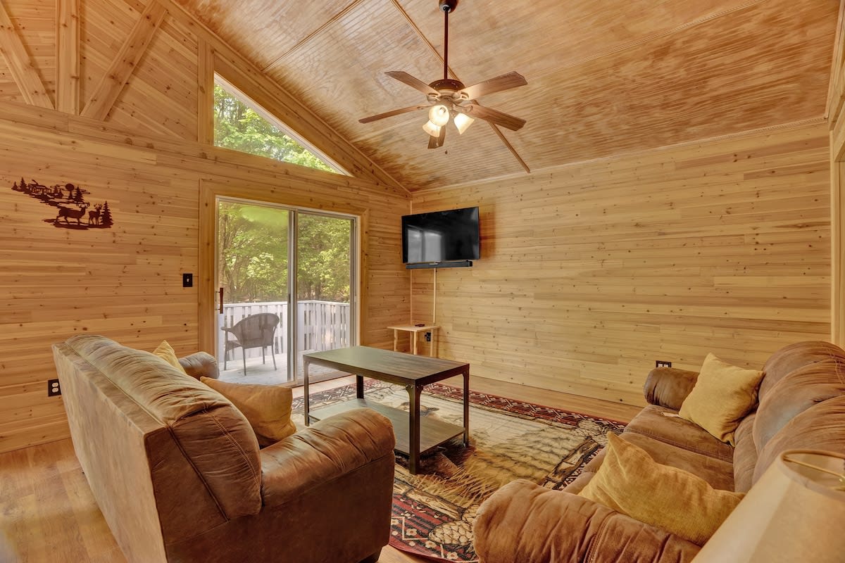 Pocono Chalet With Pool Table | 15 Min to Skiing