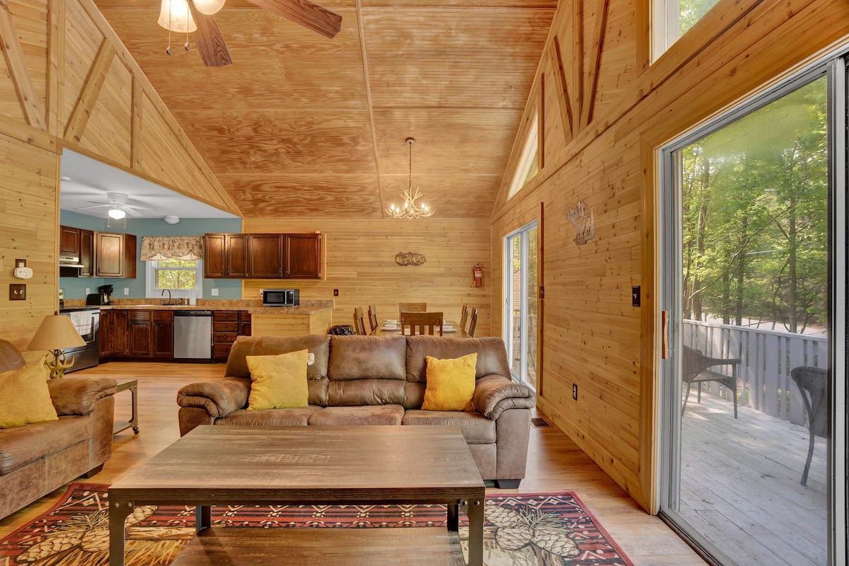 Pocono Chalet With Pool Table | 15 Min to Skiing