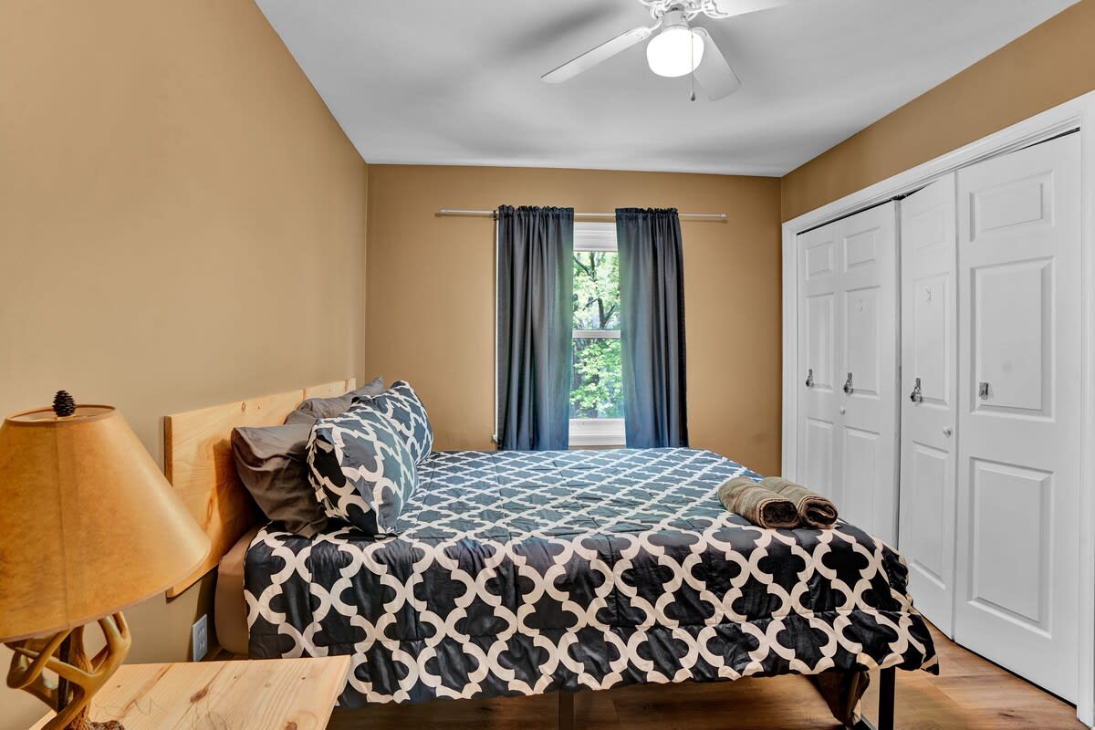 Pocono Chalet With Pool Table | 15 Min to Skiing
