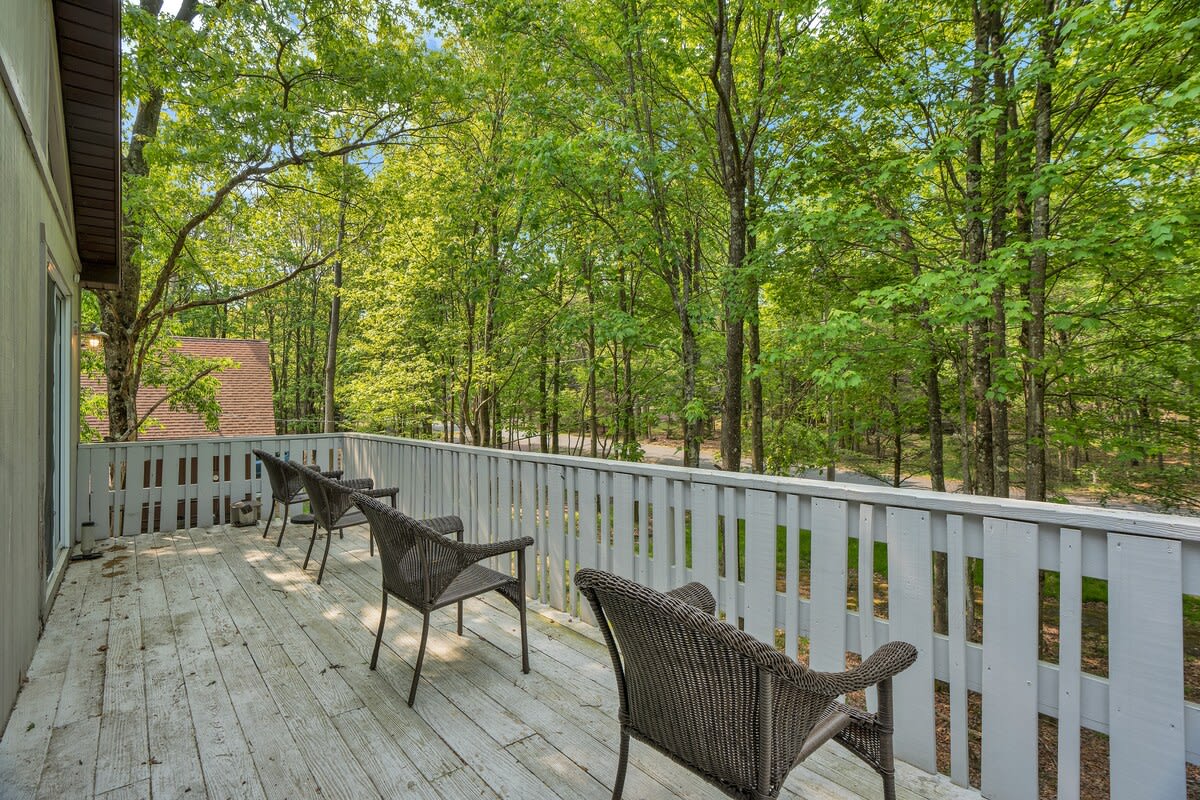 Pocono Chalet With Pool Table | 15 Min to Skiing