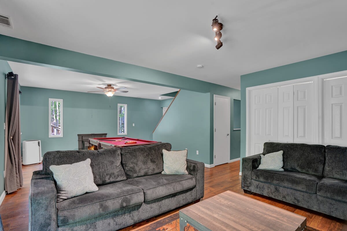 Pocono Chalet With Pool Table | 15 Min to Skiing