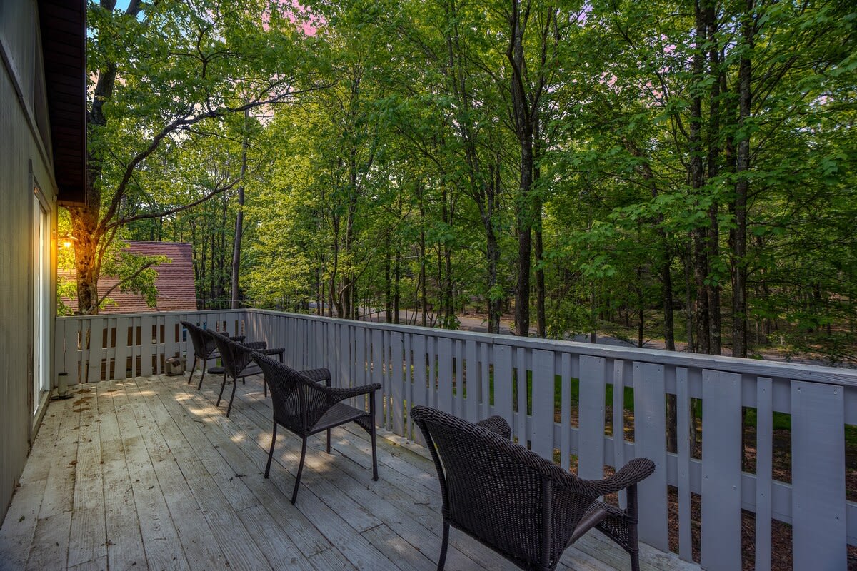 Pocono Chalet With Pool Table | 15 Min to Skiing