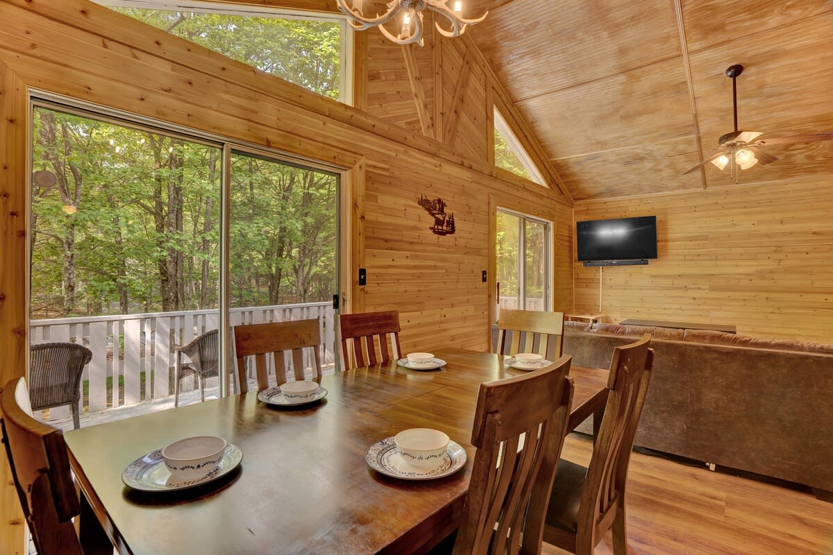 Pocono Chalet With Pool Table | 15 Min to Skiing