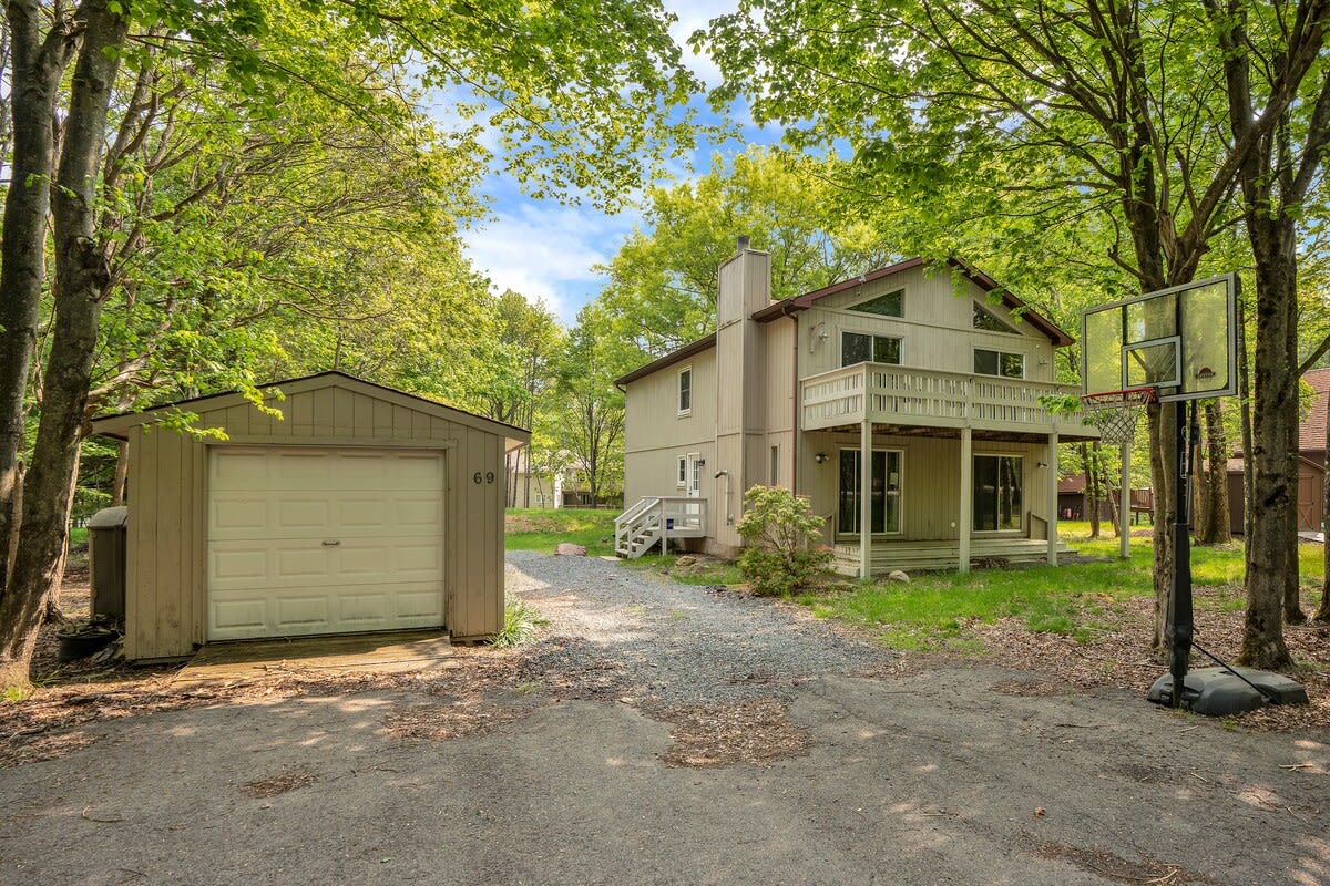 Pocono Chalet With Pool Table | 15 Min to Skiing