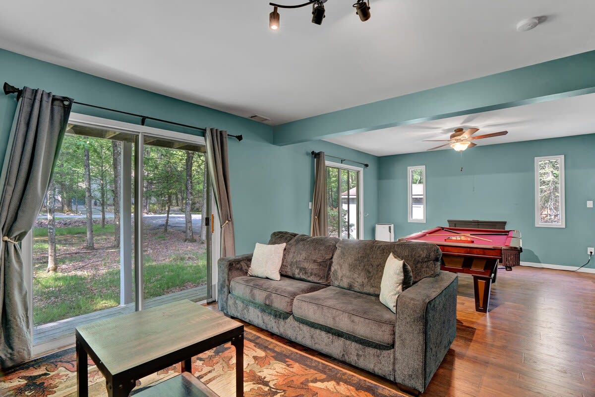 Pocono Chalet With Pool Table | 15 Min to Skiing