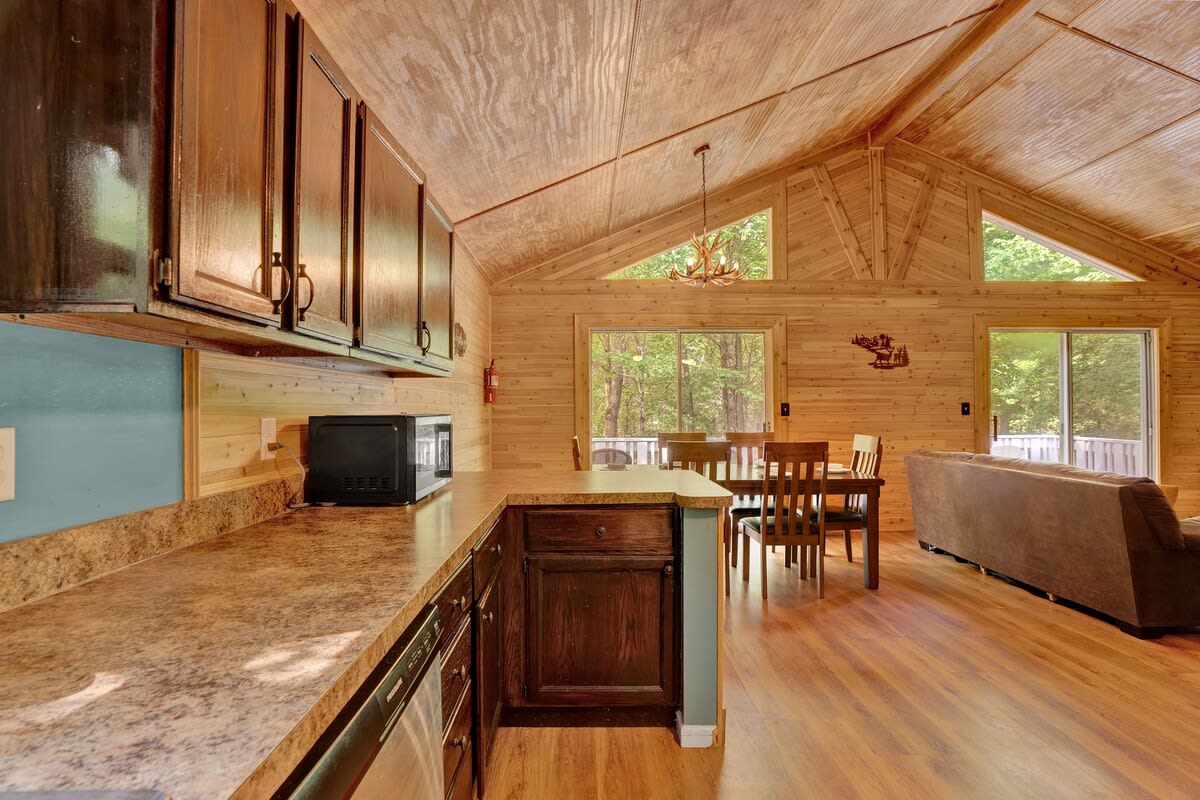 Pocono Chalet With Pool Table | 15 Min to Skiing
