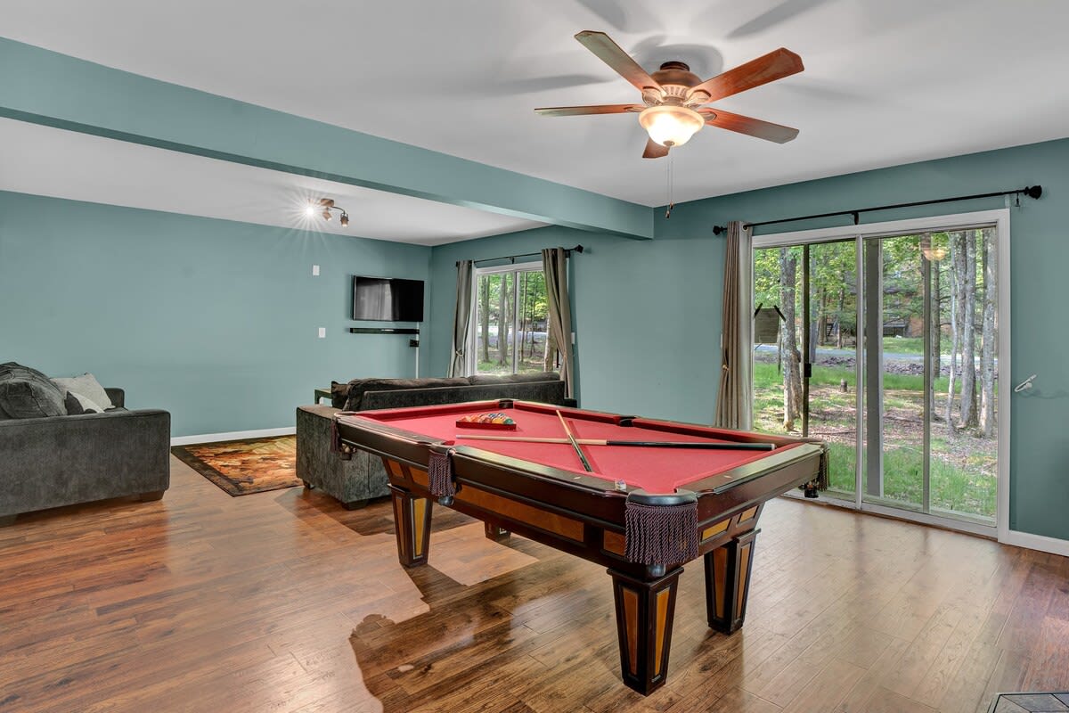 Pocono Chalet With Pool Table | 15 Min to Skiing