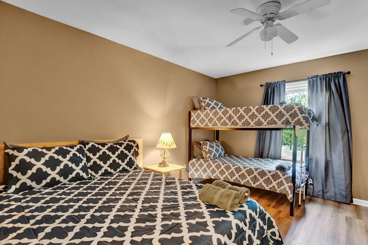 Pocono Chalet With Pool Table | 15 Min to Skiing