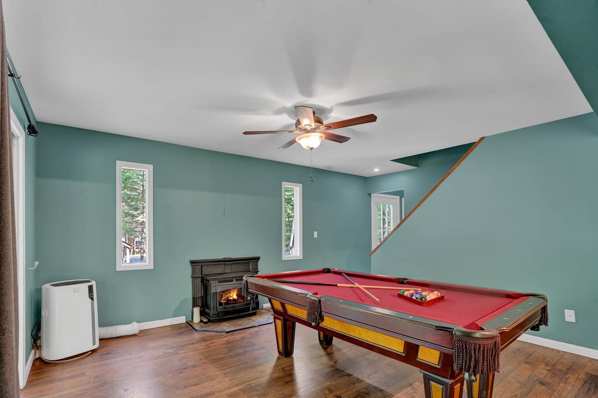 Pocono Chalet With Pool Table | 15 Min to Skiing