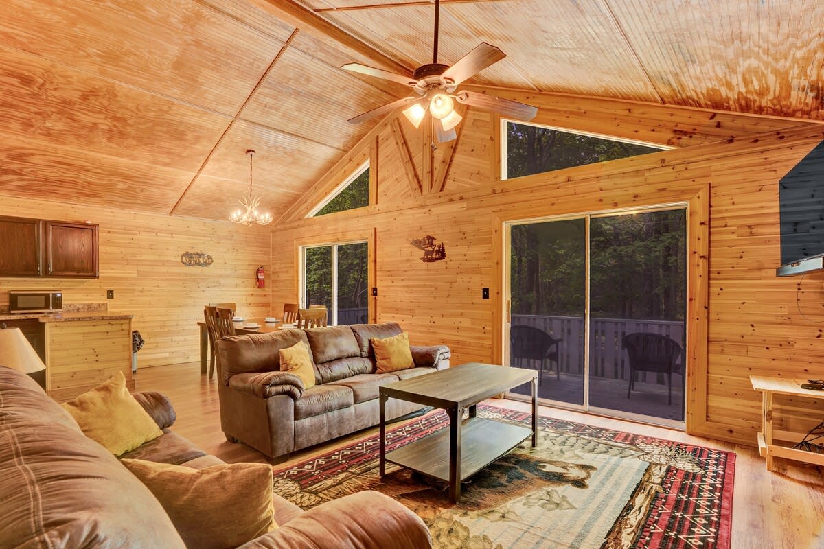Pocono Chalet With Pool Table | 15 Min to Skiing