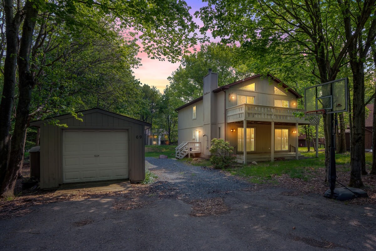 Pocono Chalet With Pool Table | 15 Min to Skiing