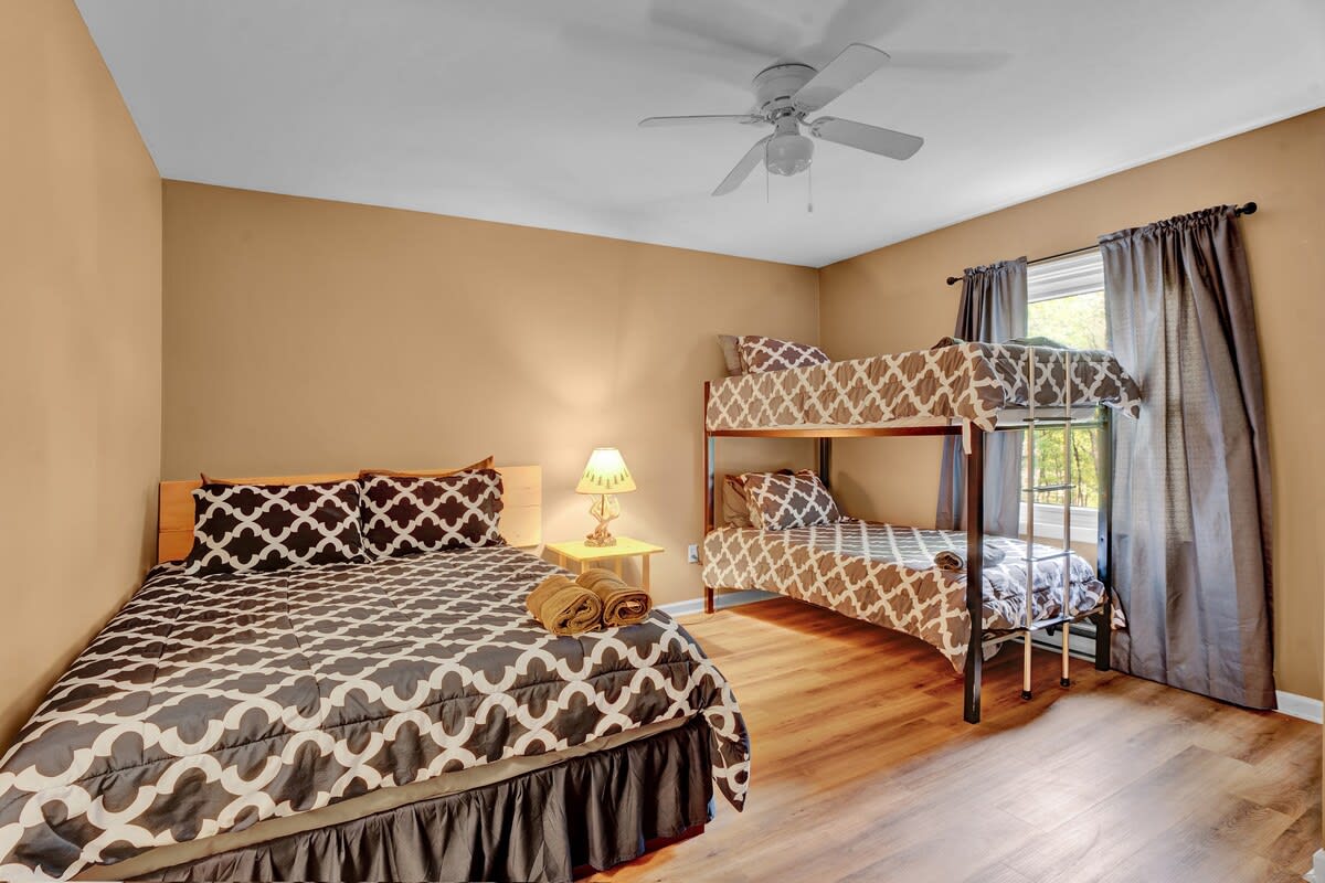 Pocono Chalet With Pool Table | 15 Min to Skiing