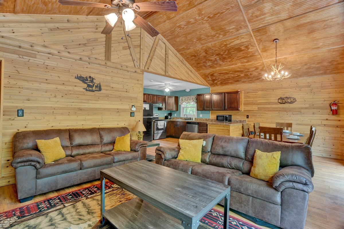 Pocono Chalet With Pool Table | 15 Min to Skiing