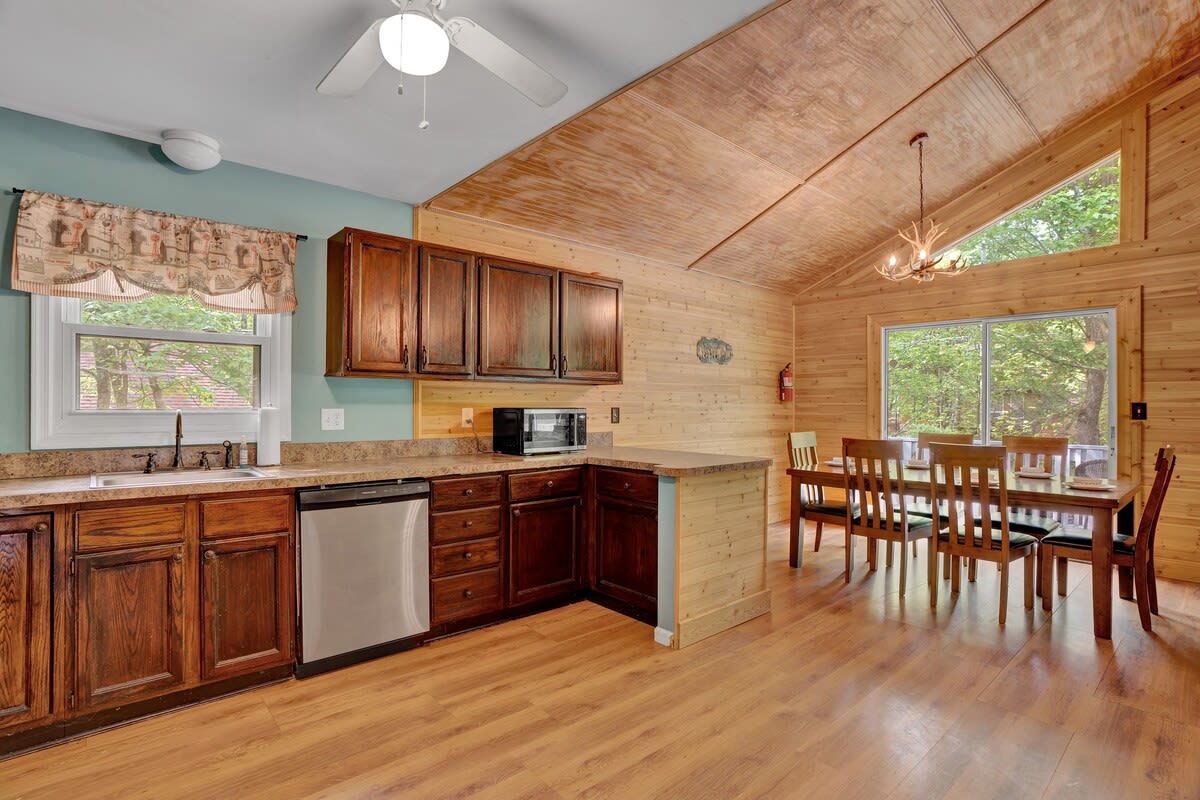 Pocono Chalet With Pool Table | 15 Min to Skiing