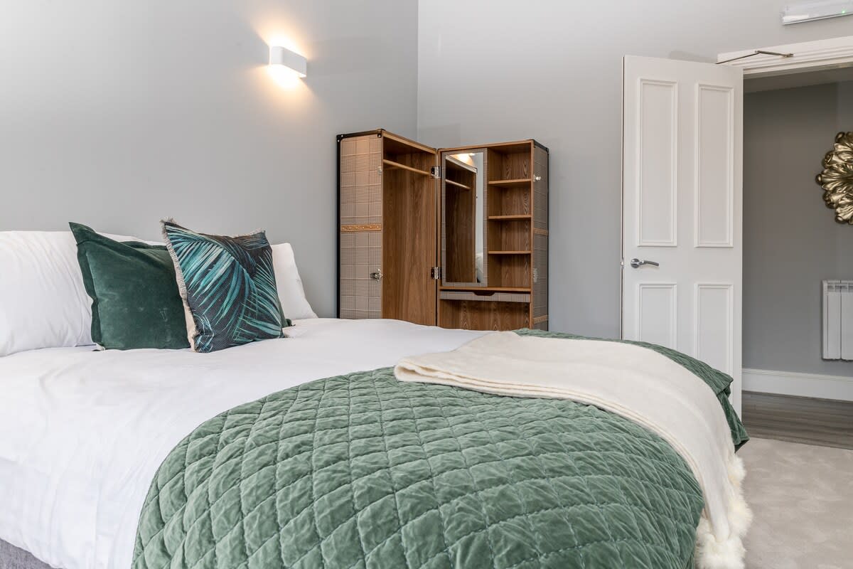 View Modern 4-Bedroom City Retreat in Glasgow in 274 Bath Street G2 4JR Modern 4-Bedroom City Retreat in Glasgow in 274 Bath Street G2 4JR - Property image 14 - VivreStays