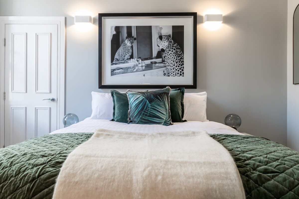 View Modern 4-Bedroom City Retreat in Glasgow in 274 Bath Street G2 4JR Modern 4-Bedroom City Retreat in Glasgow in 274 Bath Street G2 4JR - Property image 16 - VivreStays