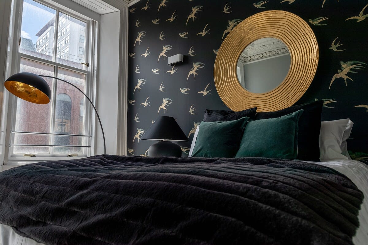 View Modern 4-Bedroom City Retreat in Glasgow in 274 Bath Street G2 4JR Modern 4-Bedroom City Retreat in Glasgow in 274 Bath Street G2 4JR - Property image 9 - VivreStays