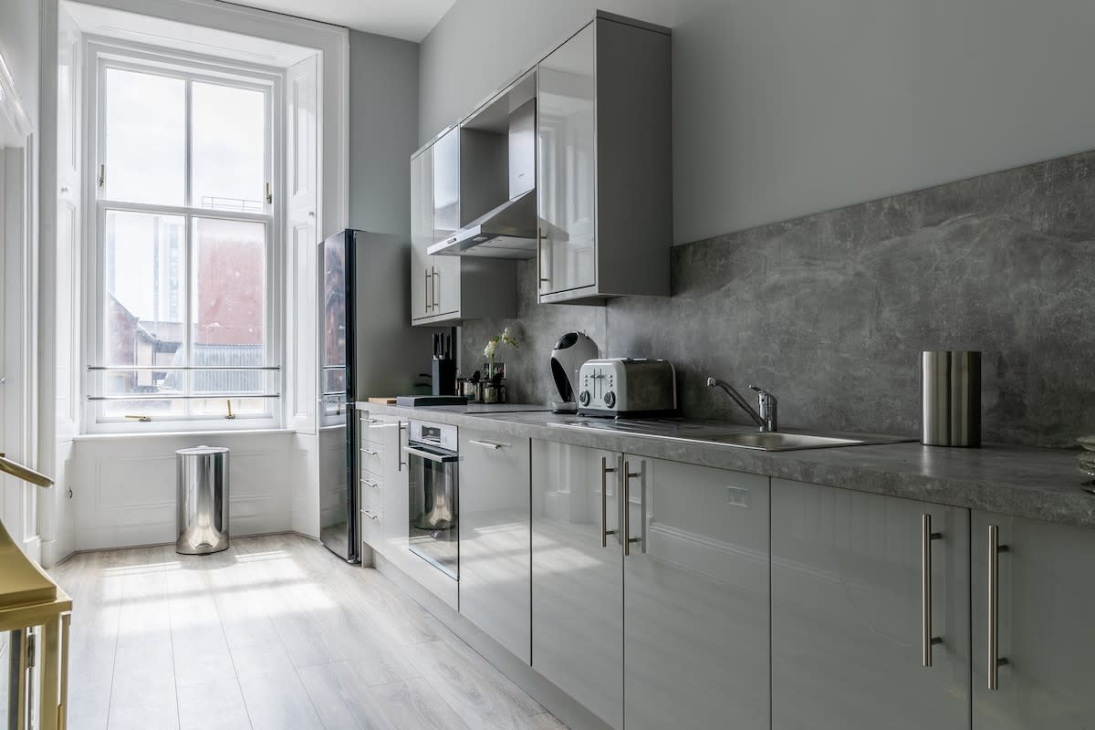 View Modern 4-Bedroom City Retreat in Glasgow in 274 Bath Street G2 4JR Modern 4-Bedroom City Retreat in Glasgow in 274 Bath Street G2 4JR - Property image 3 - VivreStays