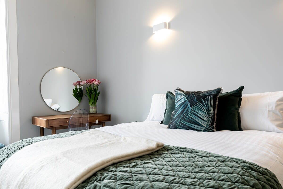 View Modern 4-Bedroom City Retreat in Glasgow in 274 Bath Street G2 4JR Modern 4-Bedroom City Retreat in Glasgow in 274 Bath Street G2 4JR - Property image 22 - VivreStays