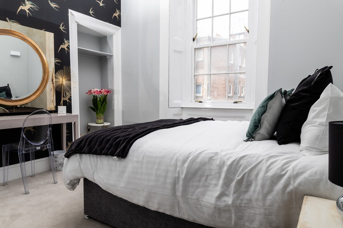 View Modern 4-Bedroom City Retreat in Glasgow in 274 Bath Street G2 4JR Modern 4-Bedroom City Retreat in Glasgow in 274 Bath Street G2 4JR - Property image 18 - VivreStays