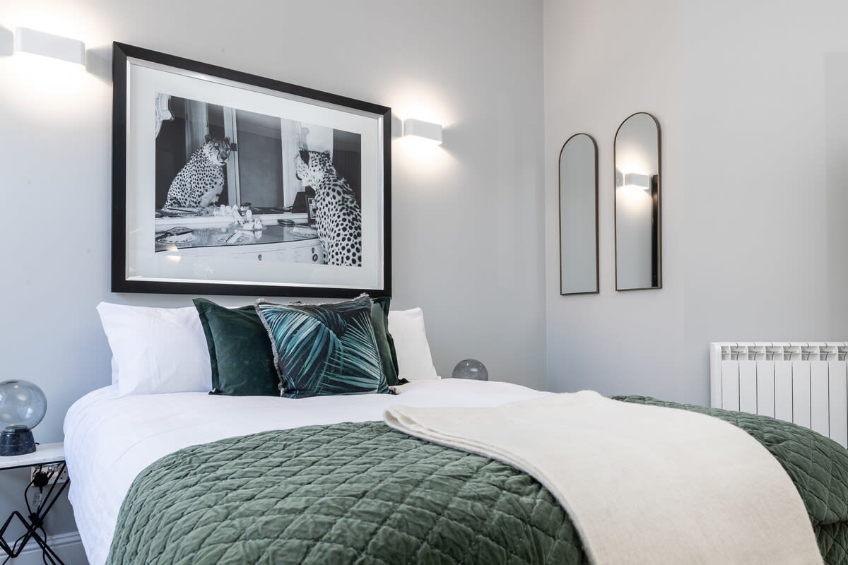 View Modern 4-Bedroom City Retreat in Glasgow in 274 Bath Street G2 4JR Modern 4-Bedroom City Retreat in Glasgow in 274 Bath Street G2 4JR - Property image 17 - VivreStays