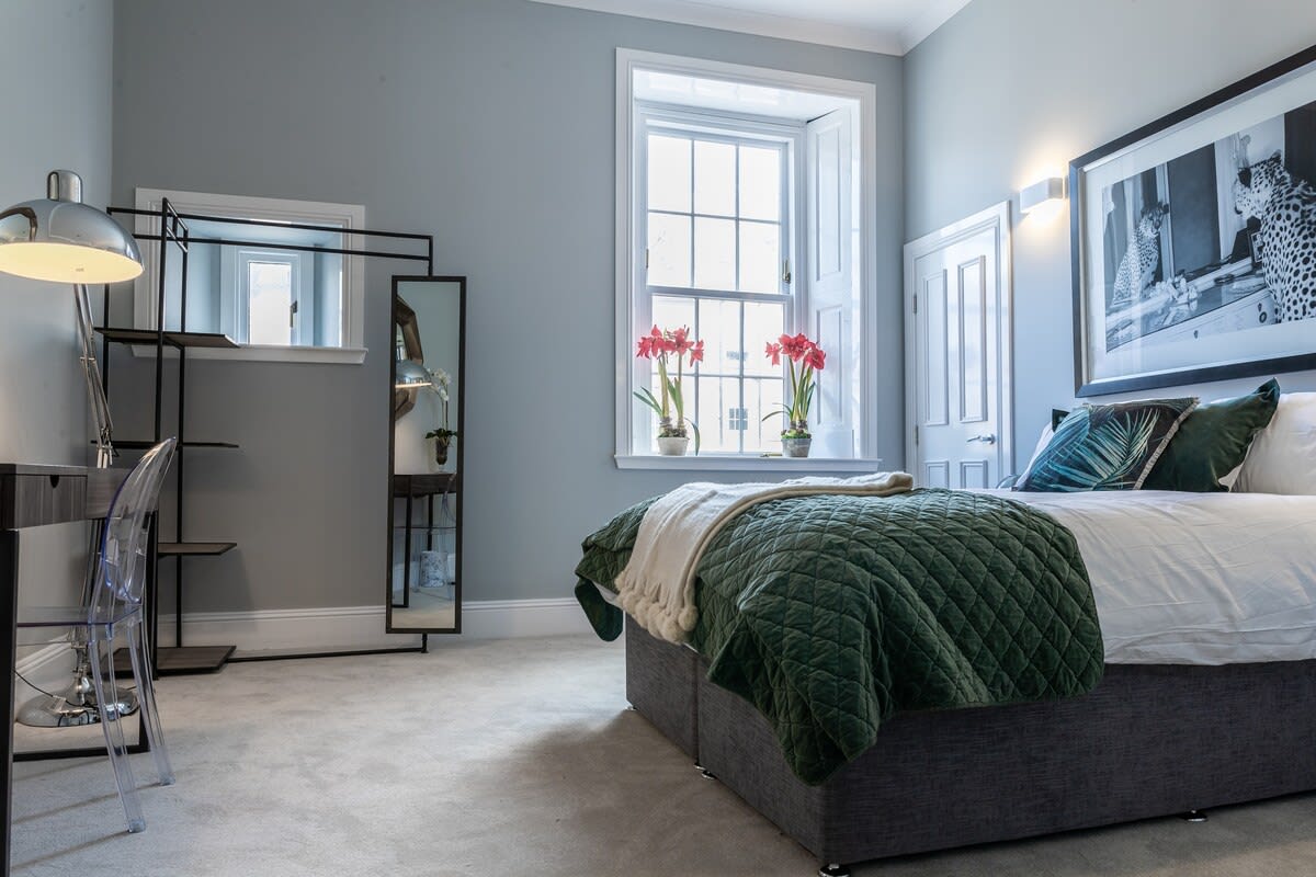 View Modern 4-Bedroom City Retreat in Glasgow in 274 Bath Street G2 4JR Modern 4-Bedroom City Retreat in Glasgow in 274 Bath Street G2 4JR - Property image 15 - VivreStays