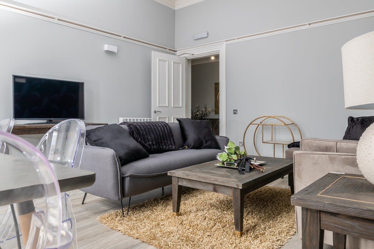 View Modern 4-Bedroom City Retreat in Glasgow in 274 Bath Street G2 4JR Modern 4-Bedroom City Retreat in Glasgow in 274 Bath Street G2 4JR - Property image 2 - VivreStays