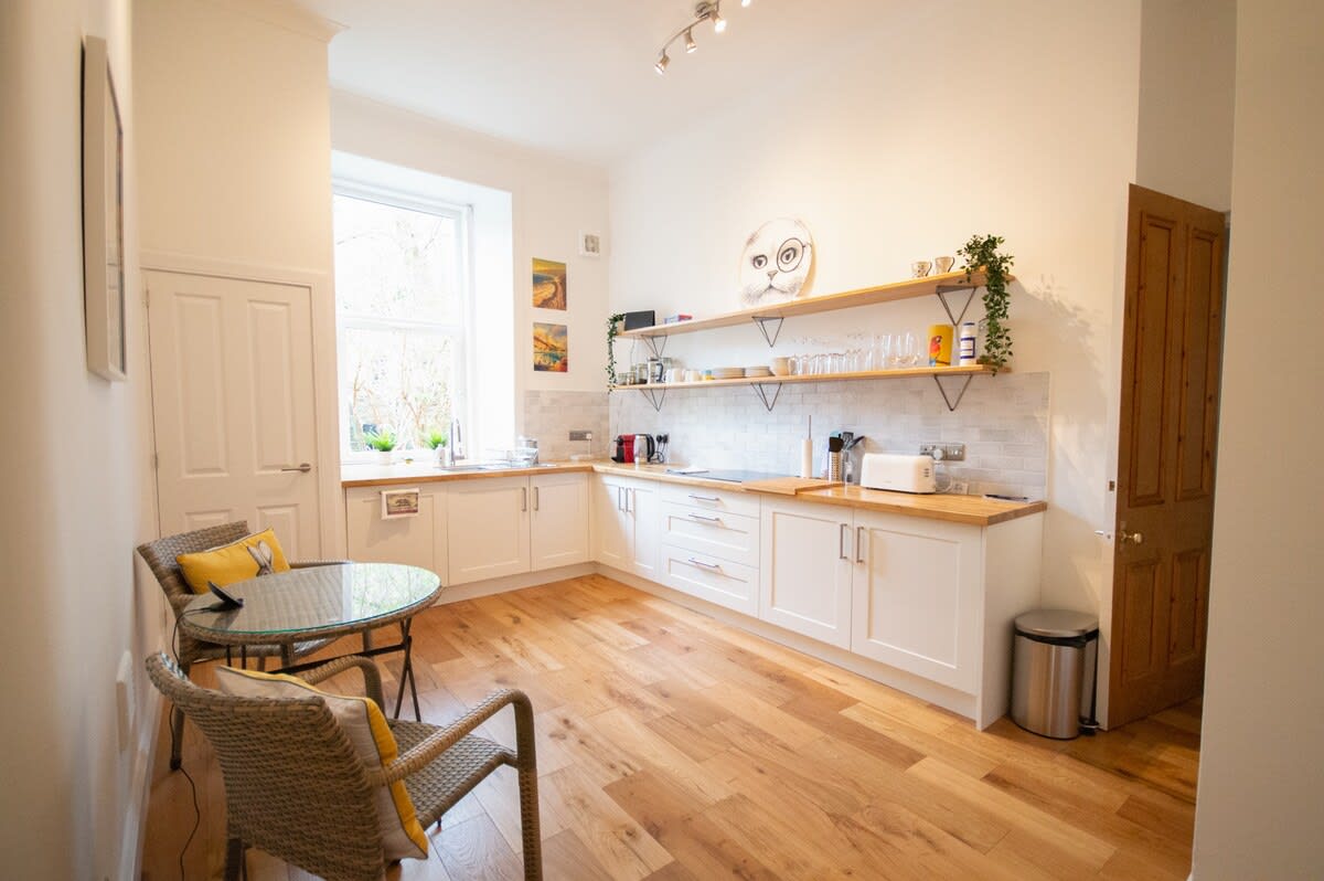 View Stylish West End Apartment in Glasgow in 49 Cecil Street G12 8RW Stylish West End Apartment in Glasgow in 49 Cecil Street G12 8RW - Property image 11 - VivreStays