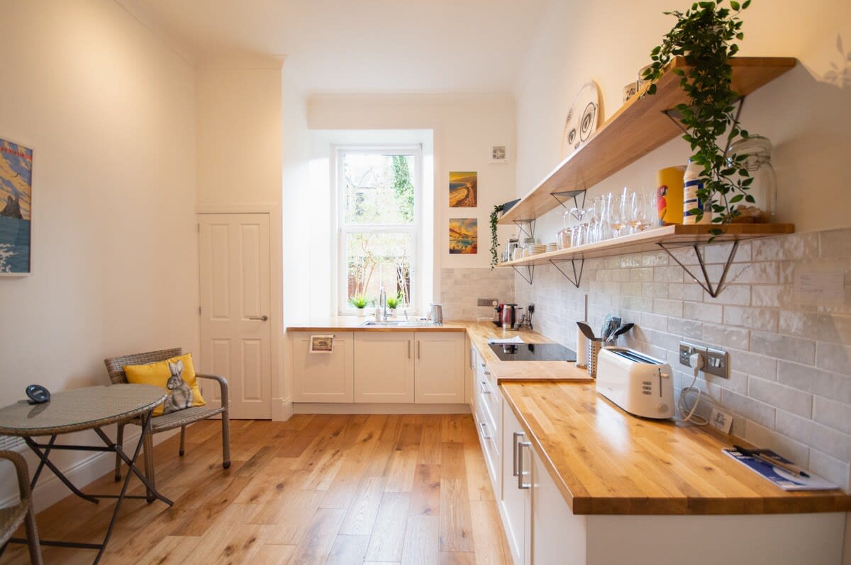 View Stylish West End Apartment in Glasgow in 49 Cecil Street G12 8RW Stylish West End Apartment in Glasgow in 49 Cecil Street G12 8RW - Property image 6 - VivreStays