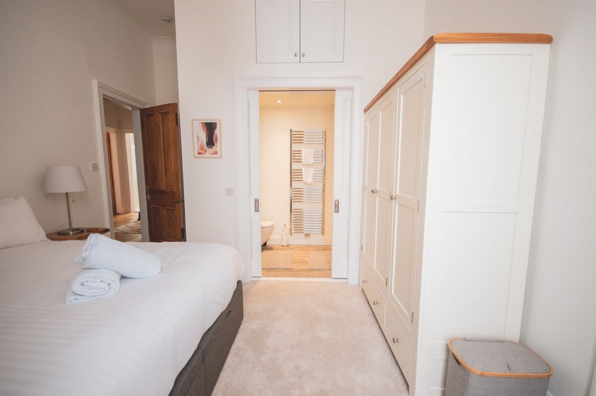 View Stylish West End Apartment in Glasgow in 49 Cecil Street G12 8RW Stylish West End Apartment in Glasgow in 49 Cecil Street G12 8RW - Property image 18 - VivreStays