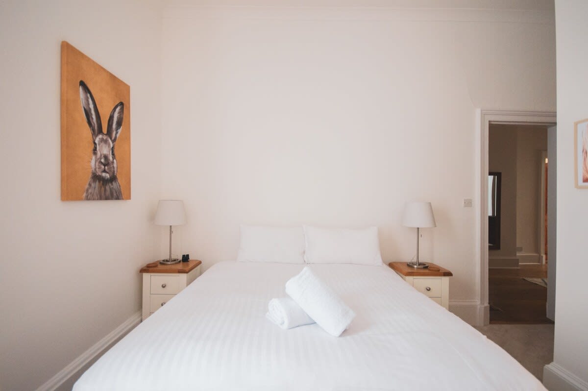 View Stylish West End Apartment in Glasgow in 49 Cecil Street G12 8RW Stylish West End Apartment in Glasgow in 49 Cecil Street G12 8RW - Property image 15 - VivreStays