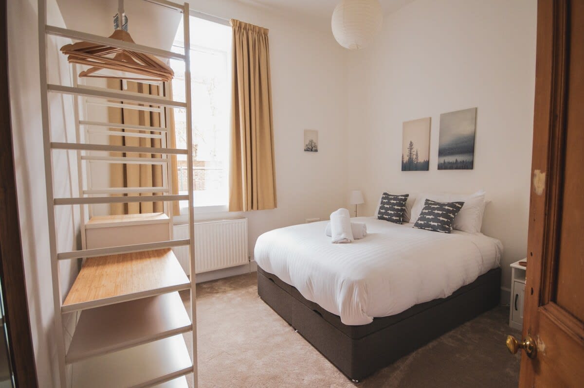 View Stylish West End Apartment in Glasgow in 49 Cecil Street G12 8RW Stylish West End Apartment in Glasgow in 49 Cecil Street G12 8RW - Property image 30 - VivreStays