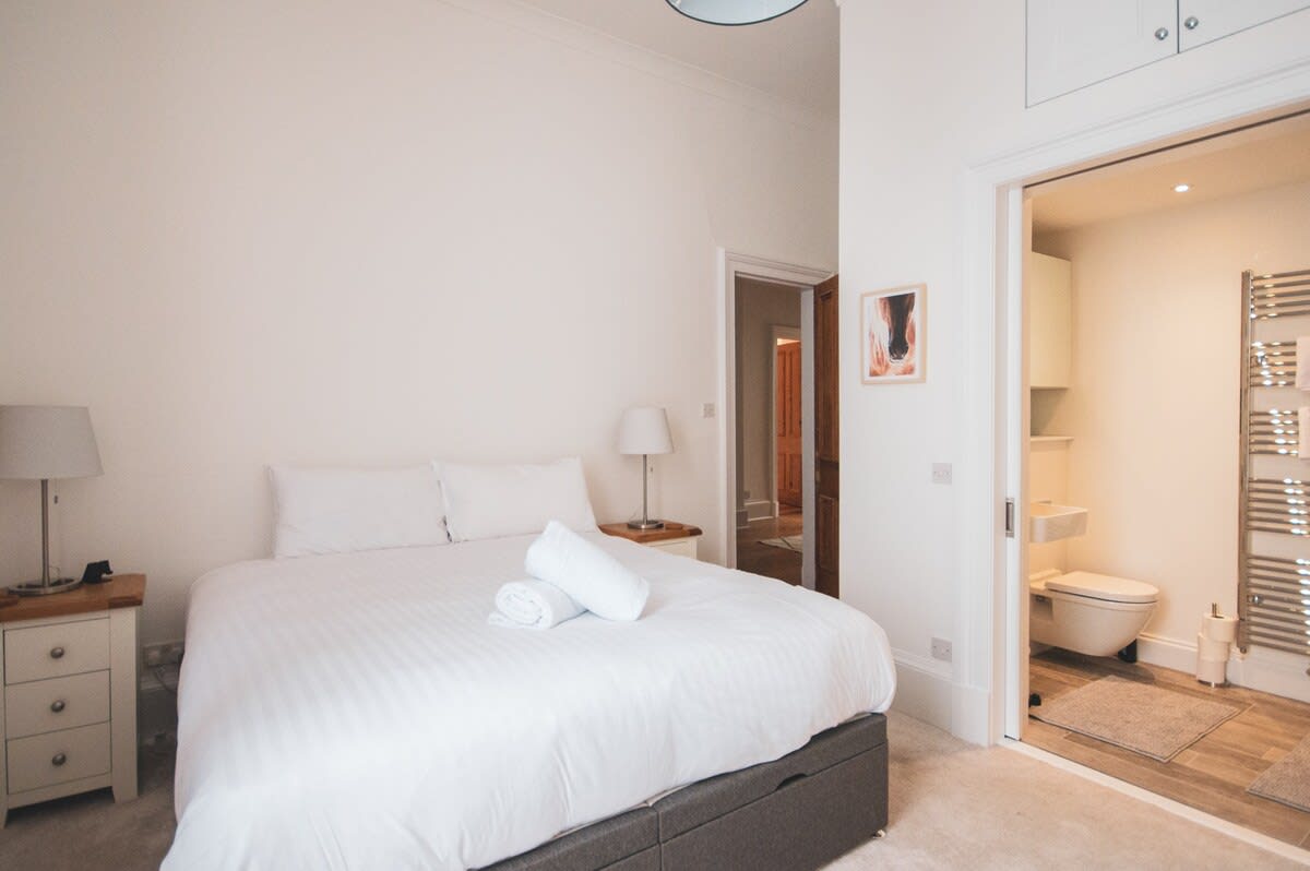 View Stylish West End Apartment in Glasgow in 49 Cecil Street G12 8RW Stylish West End Apartment in Glasgow in 49 Cecil Street G12 8RW - Property image 16 - VivreStays
