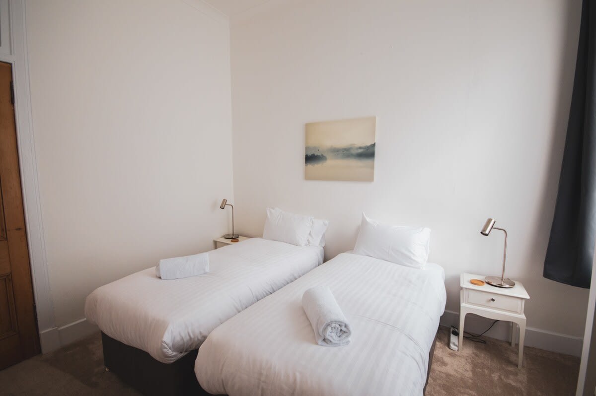 View Stylish West End Apartment in Glasgow in 49 Cecil Street G12 8RW Stylish West End Apartment in Glasgow in 49 Cecil Street G12 8RW - Property image 24 - VivreStays