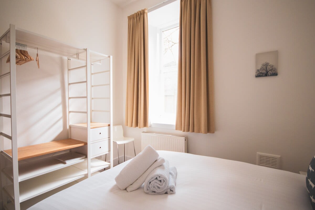 View Stylish West End Apartment in Glasgow in 49 Cecil Street G12 8RW Stylish West End Apartment in Glasgow in 49 Cecil Street G12 8RW - Property image 31 - VivreStays