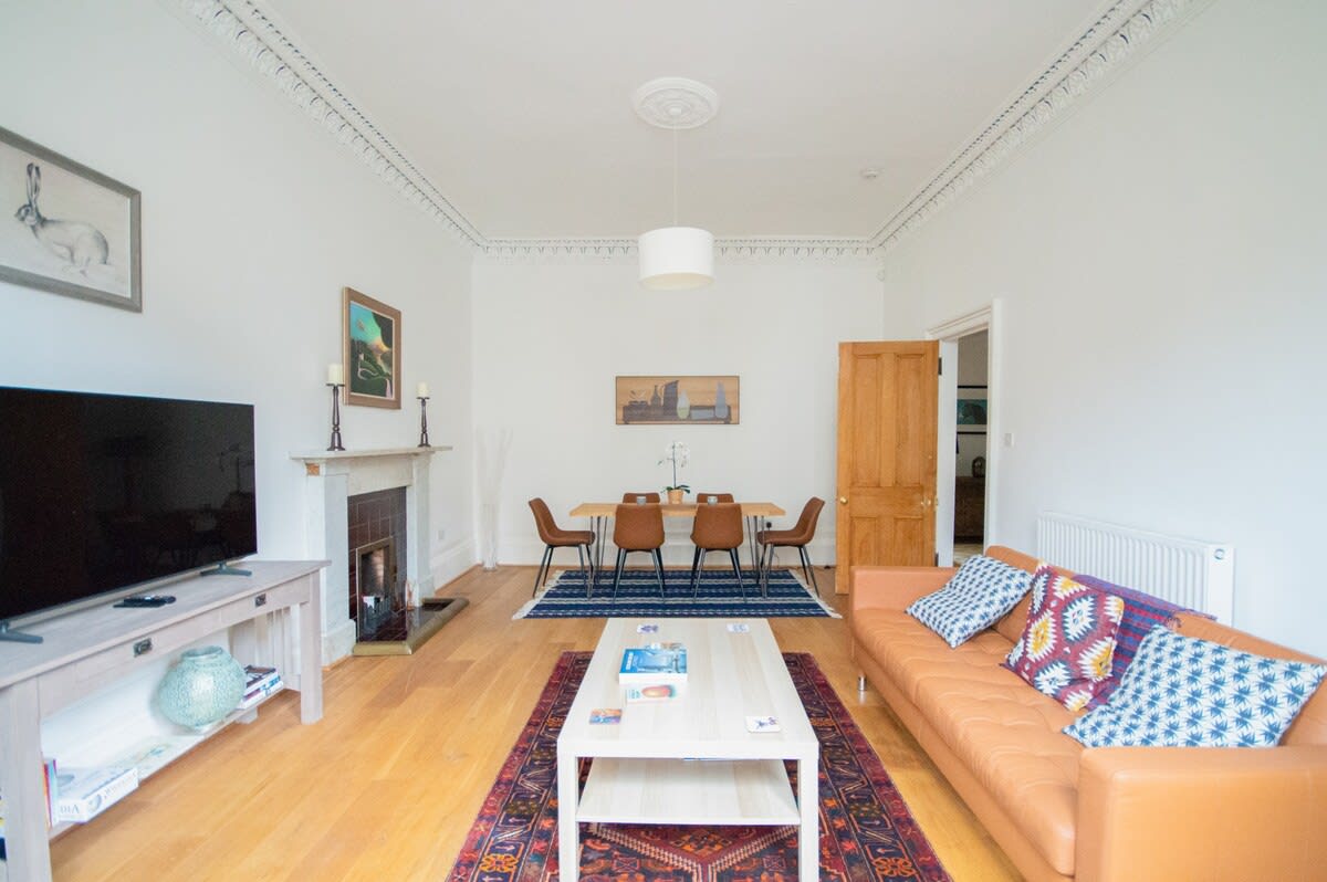 View Stylish West End Apartment in Glasgow in 49 Cecil Street G12 8RW Stylish West End Apartment in Glasgow in 49 Cecil Street G12 8RW - Property image 2 - VivreStays