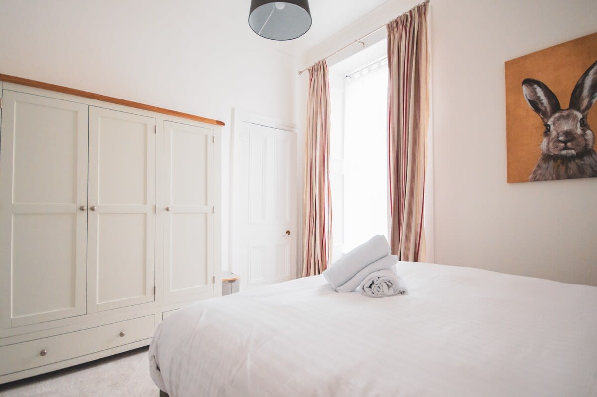 View Stylish West End Apartment in Glasgow in 49 Cecil Street G12 8RW Stylish West End Apartment in Glasgow in 49 Cecil Street G12 8RW - Property image 17 - VivreStays