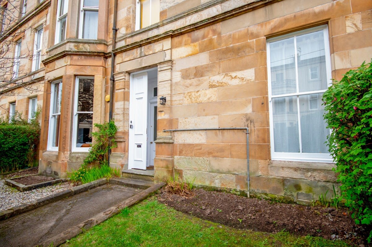 View Stylish West End Apartment in Glasgow in 49 Cecil Street G12 8RW Stylish West End Apartment in Glasgow in 49 Cecil Street G12 8RW - Property image 35 - VivreStays