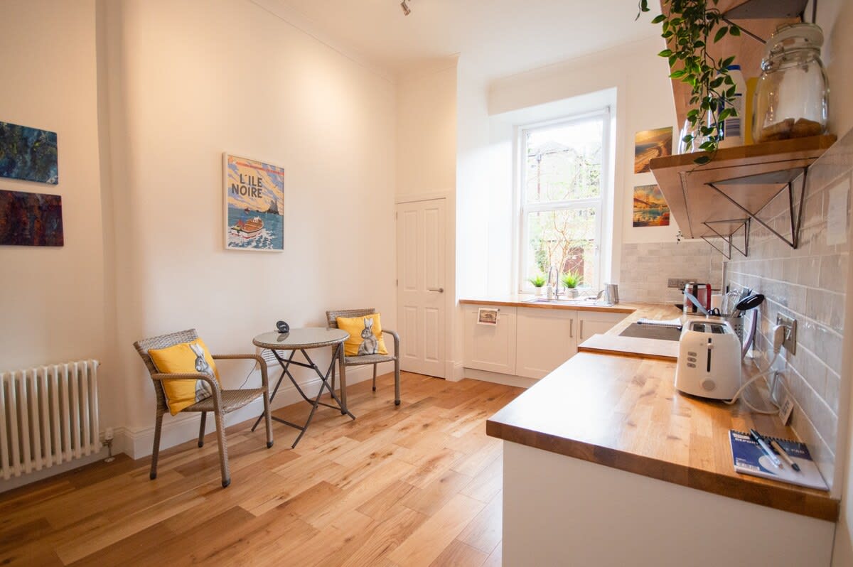 View Stylish West End Apartment in Glasgow in 49 Cecil Street G12 8RW Stylish West End Apartment in Glasgow in 49 Cecil Street G12 8RW - Property image 8 - VivreStays