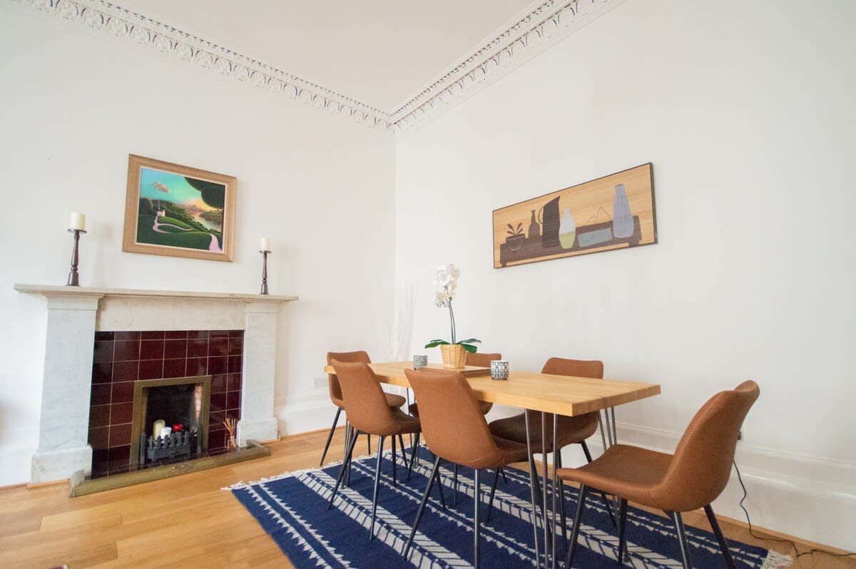 View Stylish West End Apartment in Glasgow in 49 Cecil Street G12 8RW Stylish West End Apartment in Glasgow in 49 Cecil Street G12 8RW - Property image 4 - VivreStays