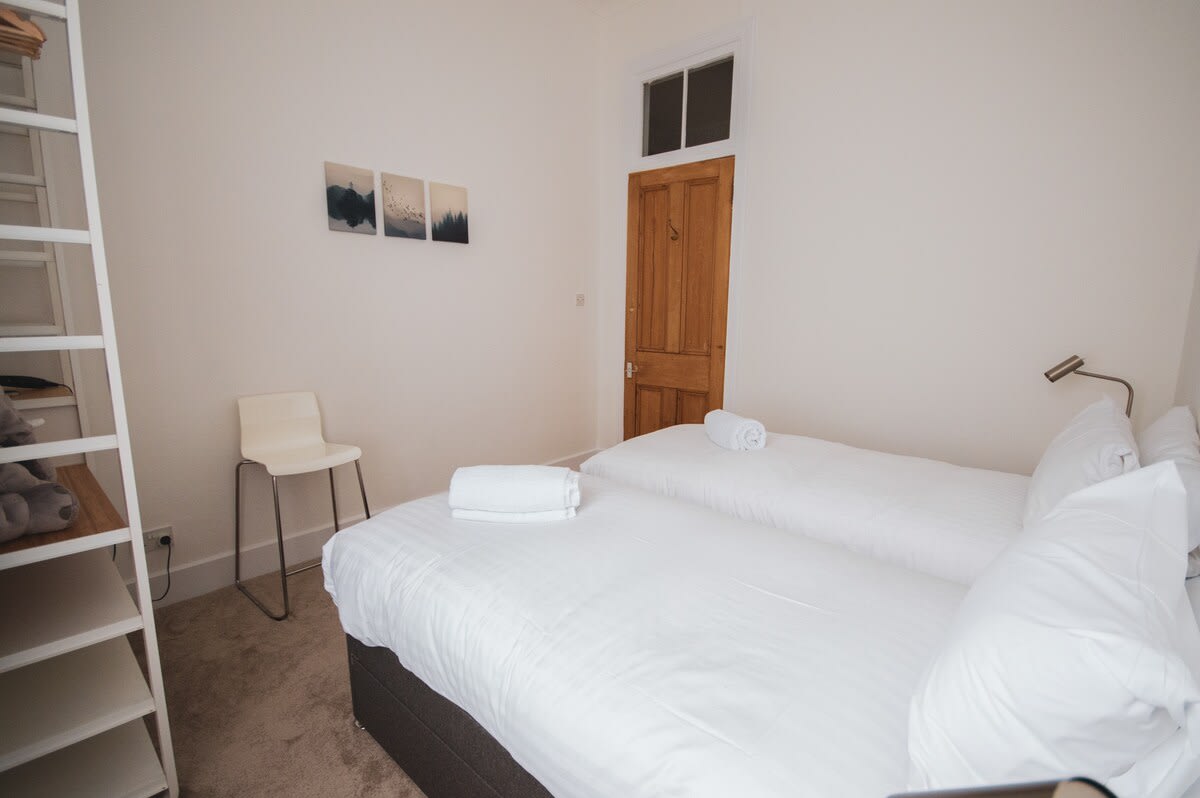 View Stylish West End Apartment in Glasgow in 49 Cecil Street G12 8RW Stylish West End Apartment in Glasgow in 49 Cecil Street G12 8RW - Property image 25 - VivreStays