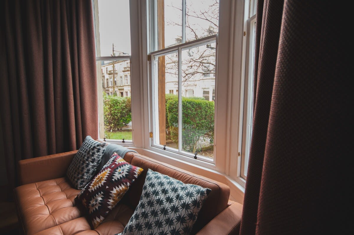 View Stylish West End Apartment in Glasgow in 49 Cecil Street G12 8RW Stylish West End Apartment in Glasgow in 49 Cecil Street G12 8RW - Property image 5 - VivreStays