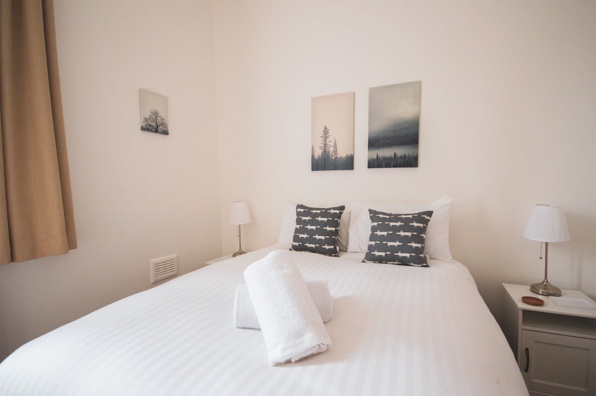 View Stylish West End Apartment in Glasgow in 49 Cecil Street G12 8RW Stylish West End Apartment in Glasgow in 49 Cecil Street G12 8RW - Property image 29 - VivreStays
