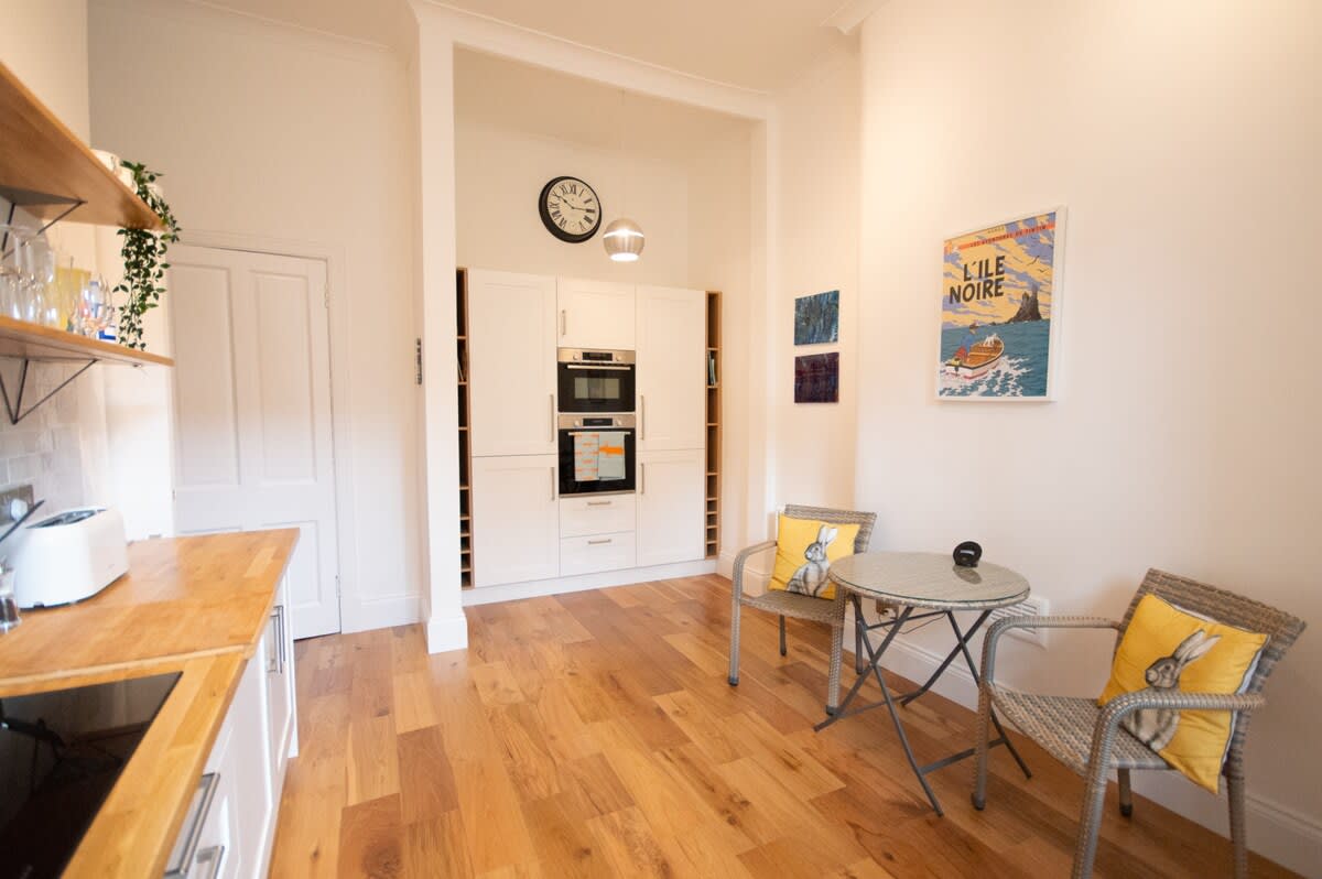 View Stylish West End Apartment in Glasgow in 49 Cecil Street G12 8RW Stylish West End Apartment in Glasgow in 49 Cecil Street G12 8RW - Property image 10 - VivreStays