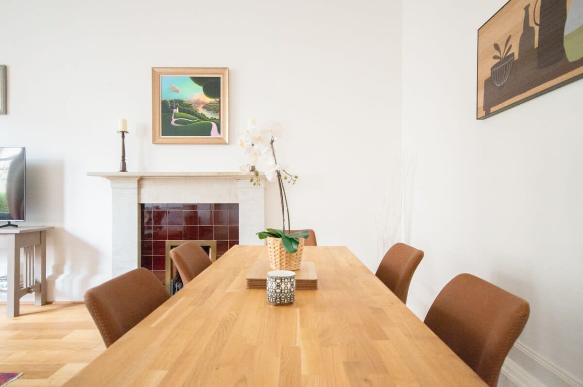 View Stylish West End Apartment in Glasgow in 49 Cecil Street G12 8RW Stylish West End Apartment in Glasgow in 49 Cecil Street G12 8RW - Property image 3 - VivreStays