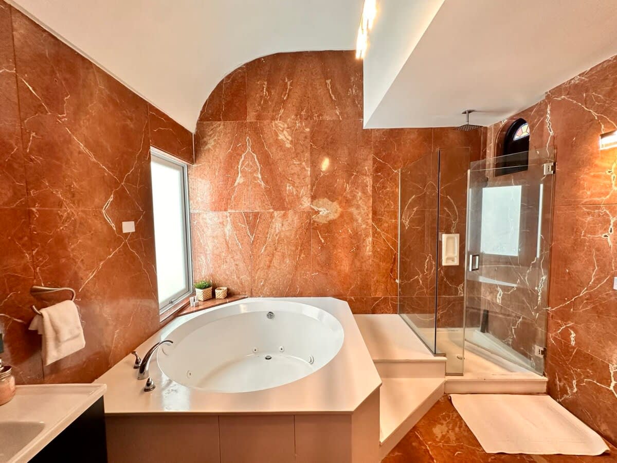 BEAR- Remodeled 2BD walking distance to beach CV7 — San Juan, San Juan — vacation rental