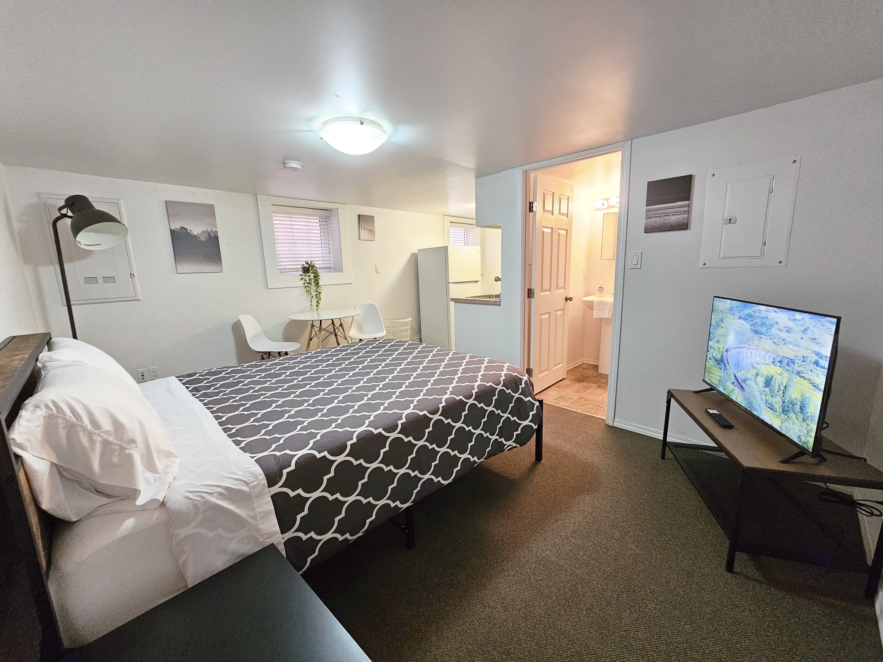 Cozy Suite With Kitchen And Parking - Charming Downtown Retreat - Moose Jaw