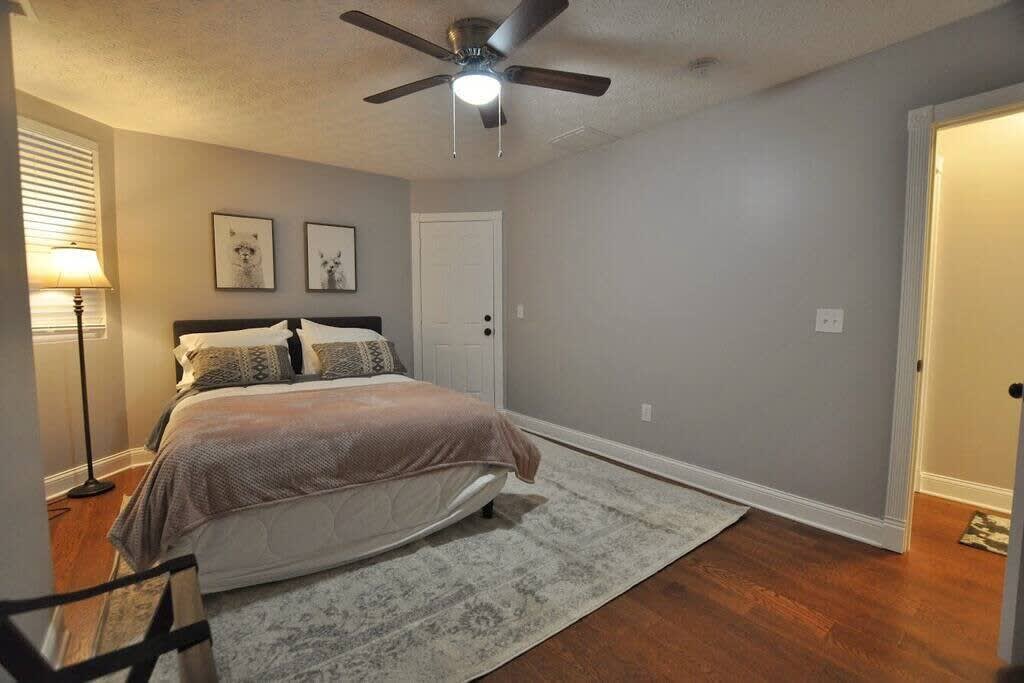The Franklinton Farmhouse- 4 Bedrooms - Picture 12